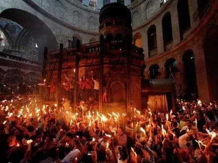 Благодатный огонь сошел в Иерусалиме