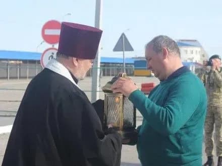 Благодатний вогонь передали до окупованого Криму