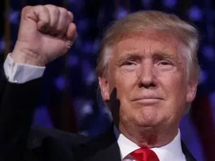 Д.Трамп забув покласти руку на серце під час виконання гімну США