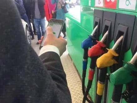 Клієнти АЗК WOG отримали змогу оплачувати пальне смартфоном, не виходячи з авто