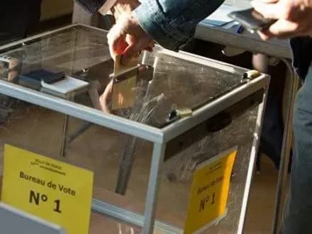 ЗМІ: Е.Макрон і М.Ле Пен виходять у другий тур виборів