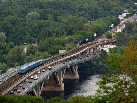 На мосту Метро у Києві 26-28 квітня обмежать рух транспорту