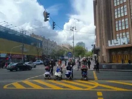 Наземний пішохідний перехід запрацював на Хрещатику