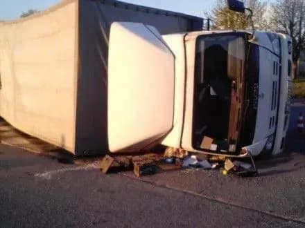 Грузовик с химжидкостью перевернулась в Днепре