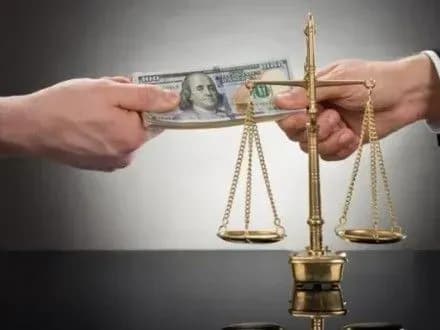 Слідчого прокуратури Київщини та адвоката, викритих на хабарі, судитимуть