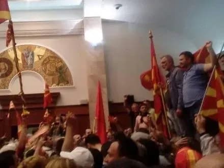 Активісти взяли штурмом парламент Македонії