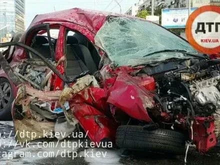 ДТП у Києві: водій загинув на місці, пасажиру відірвало руку