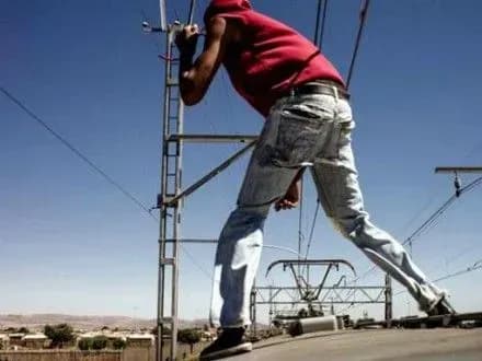 Троє підлітків-екстремалів на годину зупинили рух електричок у Києві - поліція