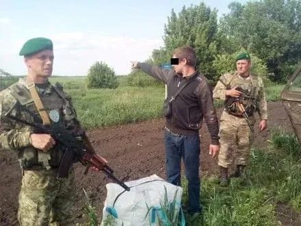 Чоловіка з весільними сукнями затримали на кордоні з Росією