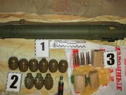 Гранатомет, гранати та набої вилучили у мешканця Сум
