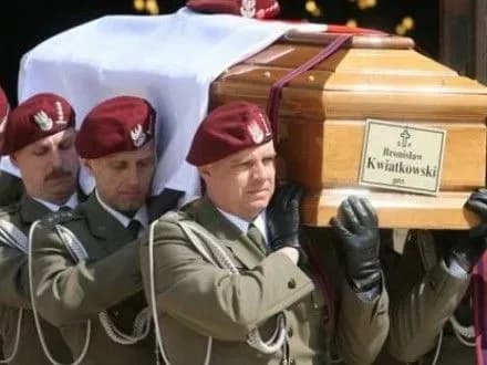Прокуратура Польши: в гробу генерала Б.Квятковського были останки других тел