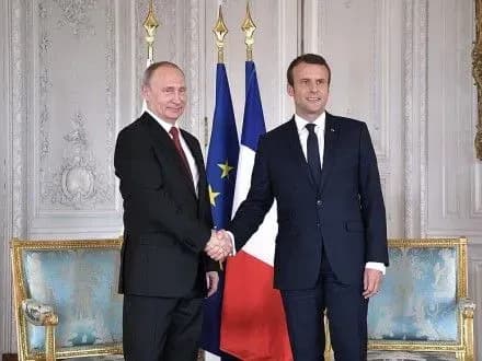 Е.Макрон і В.Путін зустрілись у Версалі