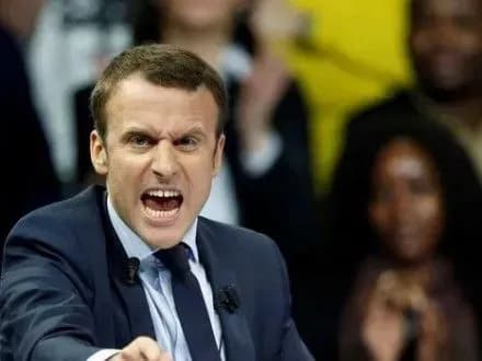 Е.Макрон пообіцяв жорстку розмову з В.Путіним