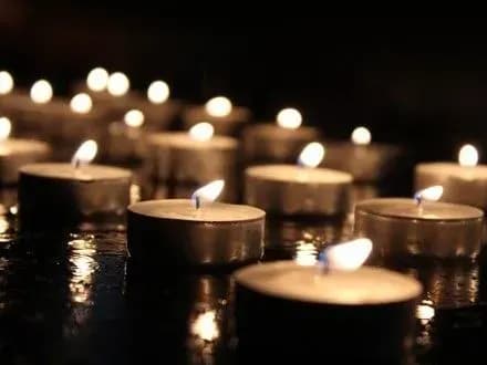 Львів'яни несуть квіти та лампадки до церкви Юра, на пам'ять про Любомира Гузара