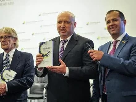 Турчинов с украинскими учеными презентовал книгу "Реформация. Успех Европы и шанс для Украины"