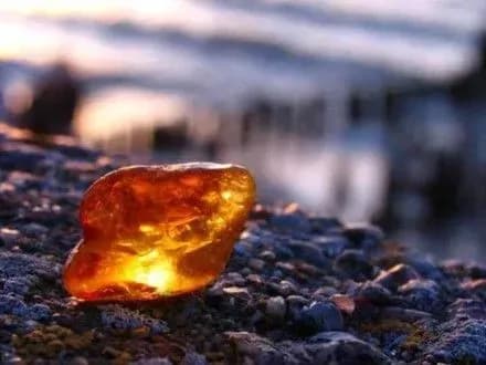 Рівнянин пояснив 5,5 кг нелегального бурштину "лікувальними цілями"
