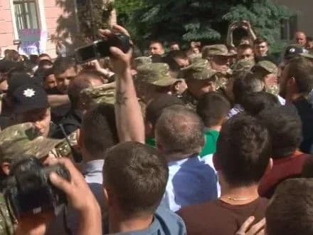 Біля стін Тернопільської міськради сталася сутичка
