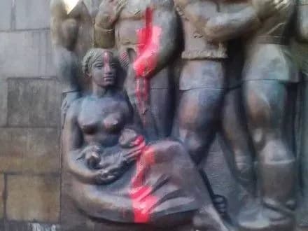 У Львові невідомі облили фарбою Монумент Слави