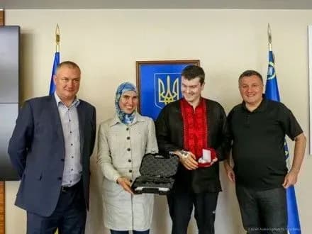 А.Аваков наградил А.Окуеву новым оружием