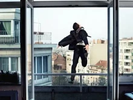 Випускник у Харкові викинувся з вікна під час святкування