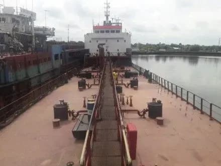 Судно, яким незаконно переправляли моряків у Крим, заарештували