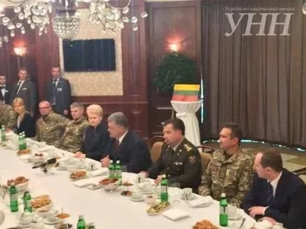 Прапор Литви зроблений із гільз подарували харківські ветерани президенту Литви