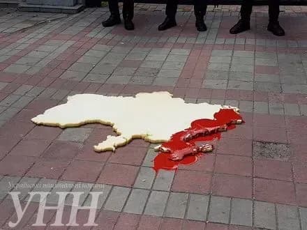 Около 50 активистов собрались возле российского консульства в Харькове