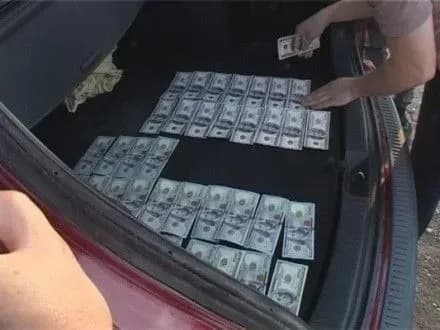 Поліцейський вимагав 5 тис. доларів з дніпровських бізнесменів