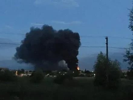 У селищі поблизу Рівного горять склади меблевої фабрики