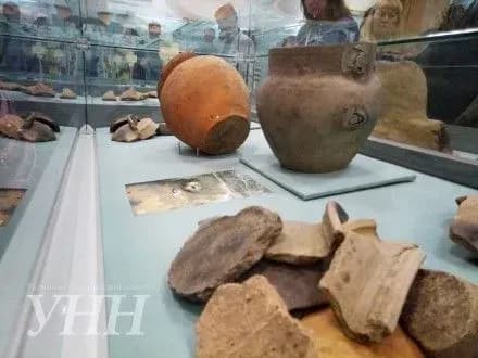 Амфори, прикраси та інші оригінальні експонати Вишгородського посаду показали у Києві