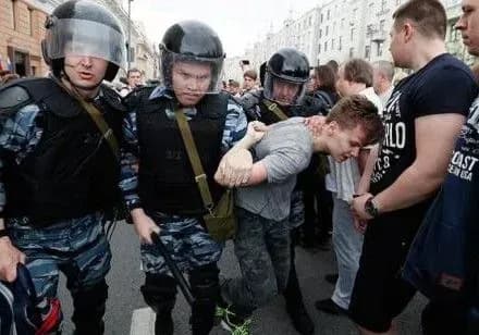 Підозрюваного у нападі на поліцейського школяра відправили під домашній арешт