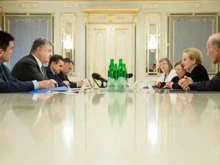 М.Олбрайт на зустрічі із П.Порошенком: важливо надати Україні оборонну зброю