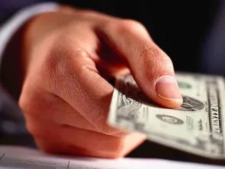 На хабарі в Києві затримали митника - прокуратура