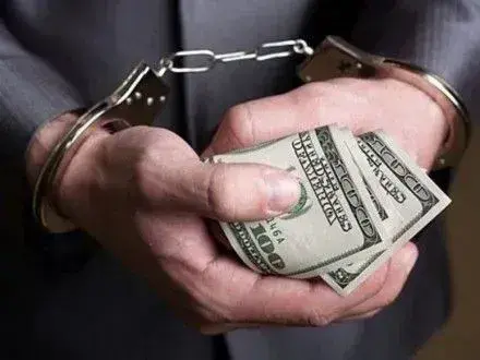 Посадовця Хмельницької облради спіймали на хабарі в 50 тис. доларів