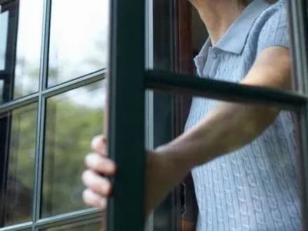 В Одесі врятували пенсіонерку, яка випала із вікна