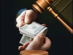 Шахрая, який ошукав суддю на 30 тис. дол. США, судитимуть