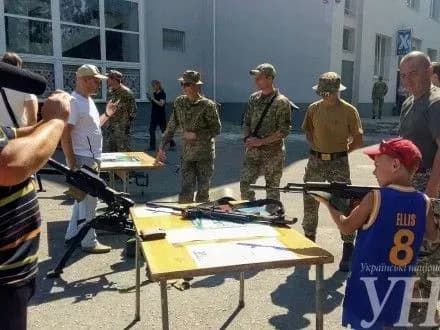 Виставку військової техніки та зброї провели в Херсоні