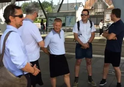 Водії трамваїв у Франції вийшли на роботу в спідницях