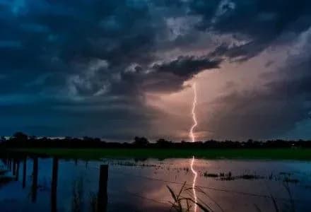 Завтра українців чекають грози та шквали