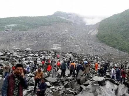В Китае приостановили поиск людей под завалами из-за угрозы второго оползня
