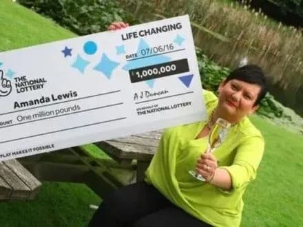 Незважаючи на мільйонний виграш, британка залишилася працювати в супермаркеті