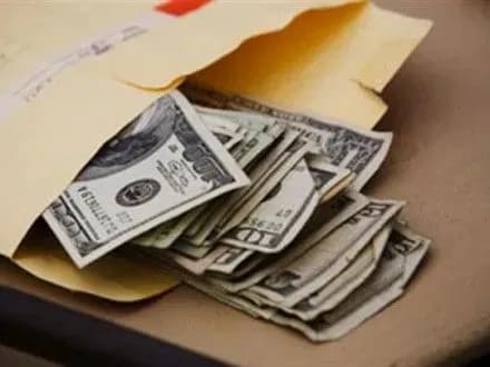Двох СБУшників судитимуть за хабар в 50 тисяч доларів