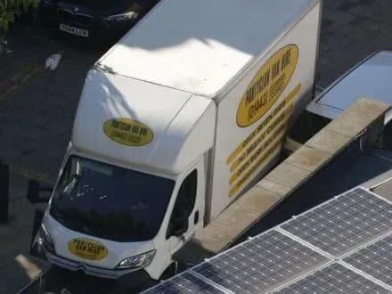 В пригороде Парижа мужчина пытался въехать в толпу