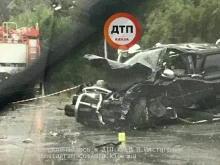 Через зіткнення кросовера і вантажівки в Києві загинула людина