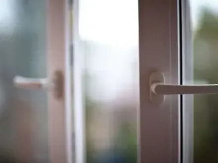 У Луцьку вслід за дитиною у вікно викинулась мати