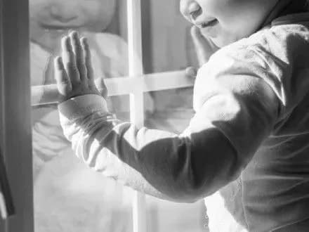 Дитина випала з вікна другого поверху у Запоріжжі