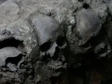 У Мехіко знайшли вежу з черепів