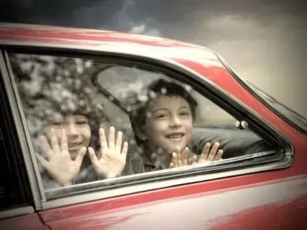 У Росії заборонили залишати дошкільнят в припаркованих авто