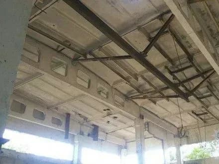 Двох чоловіків задавило бетонною плитою у Кривому Розі