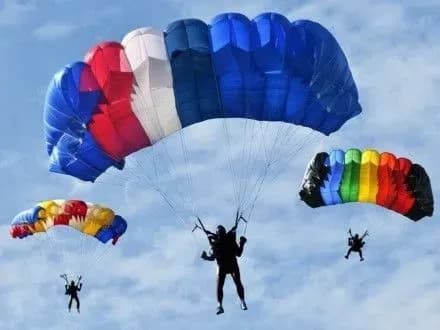 Троє людей отримали переломи під час стрибка з парашутом на аеродромі під Києвом